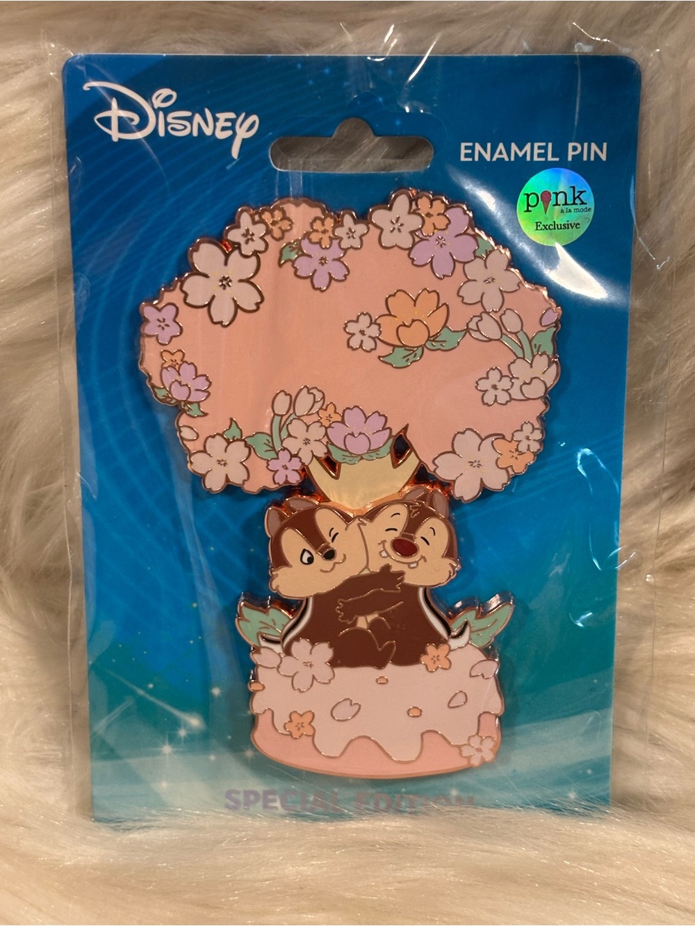 Pink a la Mode Disney Chip & Dale Hugging Cherry Blossom Pin LE400 NEW